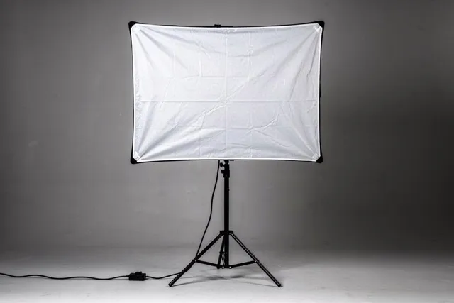 Fotostudio mit Blitzanlage und Hintergrundpapier