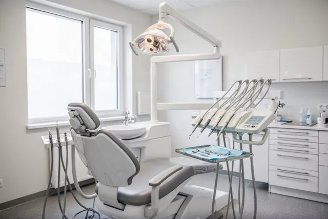 Blick in ein aufgeräumtes Behandlungszimmer einer Zahnarztpraxis