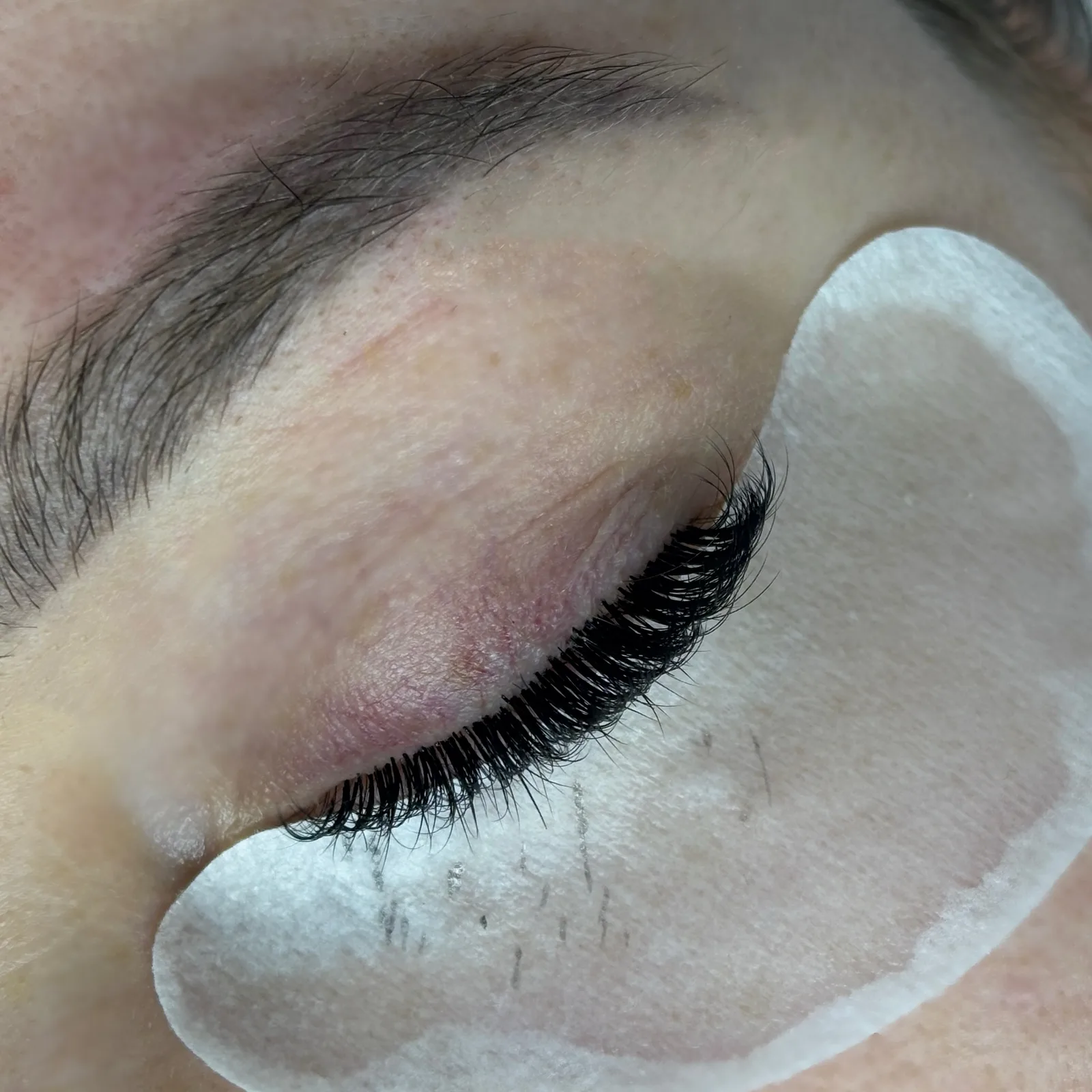 Geschlossenes Auge in Nahaufnahme mit verlängerten Wimpern
