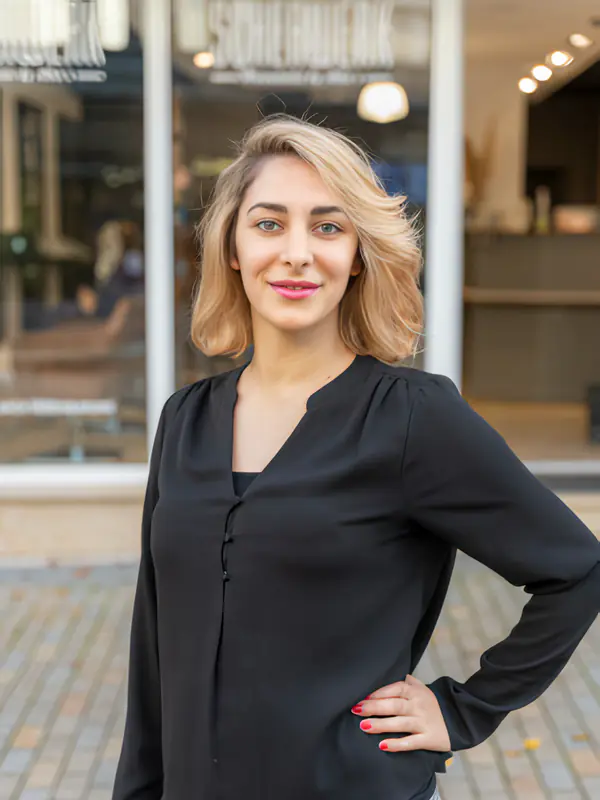 Porträt von Doha aus dem Scherwerk-Team, hochkant vor dem Salon